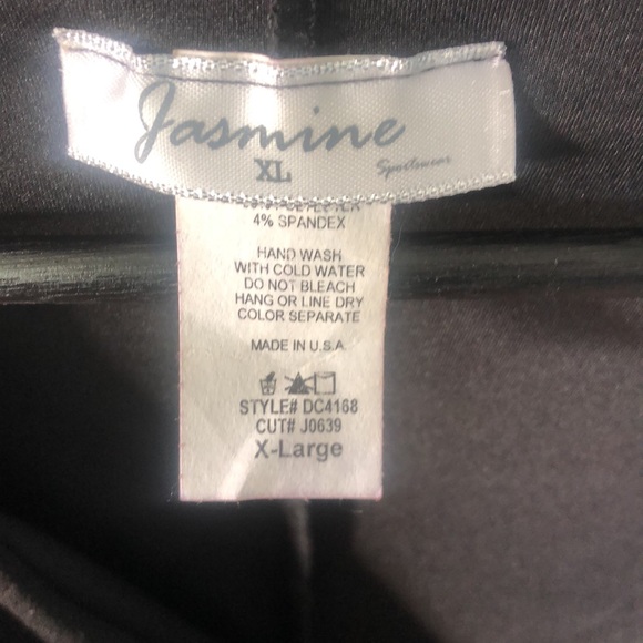 size XL has a cape in the back and the sleeves has a sleek split design - Picture 5 of 6